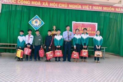 TẶNG QUÀ TẾT CHO HỌC SINH CÓ HOÀN CẢNH KHÓ KHĂN