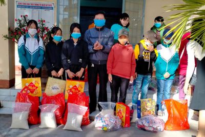TRAO QUÀ CHO HỌC SINH NGHÈO ĂN TẾT
